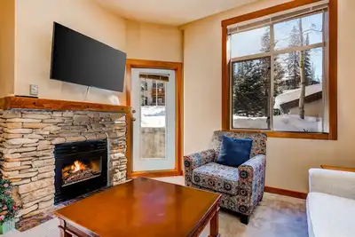 Image de Condo ski-in \/ ski-out à Powderhorn avec bains à remous communs, piscine et salle de sport au Club Solitude
