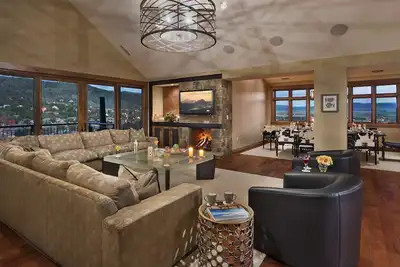 Image de Un lieu de bateau Ă vapeur: \"Flat Tops Peak\" # 701 Slopeside Penthouse