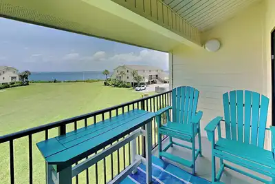 Image de Charmant deux chambres, condo face à la baie ~ Étapes de la baie ~ Près de la plage!
