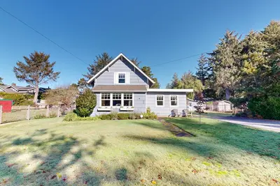 Image de Beau chalet pour chiens avec grande cour - à quelques pâtés de maisons de la plage