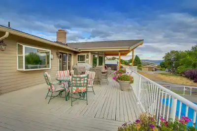 Image de maison familiale contemporaine w / piscine privée, bain à remous, et plus encore!