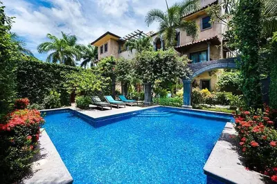 Image de Paradis de la piscine à quelques pas de la plage!