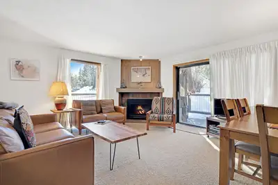 Image de 7ème nuit gratuite! Situé sur une piste de ski de 4 heures, connexion Wi-Fi et bain à remous extérieur commun