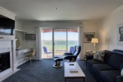 Image de Superbe condo 1br rénové en front de mer sur le lac Charlevoix à Boyne City!