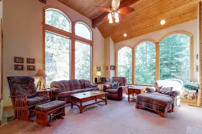 Image de Maison de montagne moderne w \/ une grande terrasse, une salle de jeux, à quelques minutes de Sl Village!