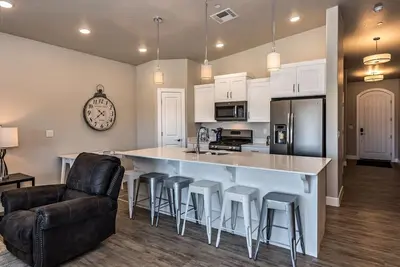 Image de Rez-de-chaussée facile d'accès 3Bed \/ 2 Bath Suite Eastview 12 personnes