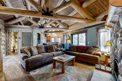 Un lodge de ski luxueux avec bain à remous privé, idéal pour les grands groupes!