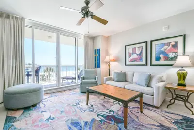 Image de Escapade tropicale en bord de mer avec balcon privé et commodités!