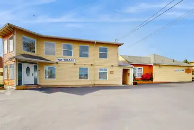 Image de Énorme rénové, maison, chien-friendly w / vue sur l'océan et un accès facile à la plage!