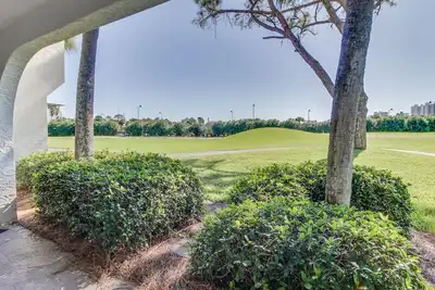 Image de Escapade pour les amateurs de golf avec golf sur place, tennis, piscine partagée, bain à remous et plus encore!