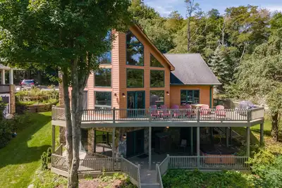 Image de Tamaqua Lodge-Lakefront Home avec bain à remous et quai privé