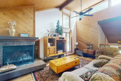 Image de Condo pour chien avec foyer au bois, terrasse, piscine commune et bain Ă remous