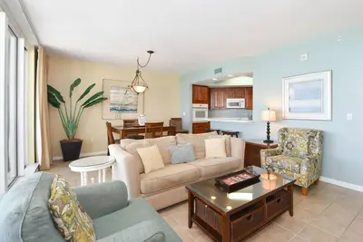 Image de Électronique mise à jour dans condo en bord de mer avec balcon privé!