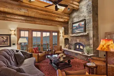 Image de Panorama Grande: Immense maison de luxe en bois rond, pour 26 personnes! (9br)
