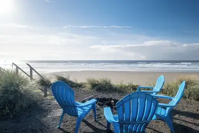 Image de Accueil front de mer avec foyer et escaliers de la plage au sable.