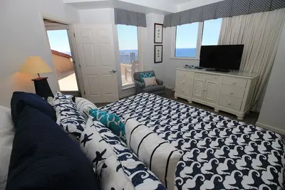 Image de Tarifs d'été réduits! Immense balcon. Vues directes sur la plage et le golfe! ! Nouveaux meubles de salon!