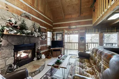Adorable cabine avec vue sur la montagne dans les bois avec terrasse, bain à remous, piscine commune en saison