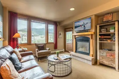 Image de Fab New Condo @ Base | Ski In \\ Ski Out | 4 bains Ă remous | Riverside w / Vues de partage