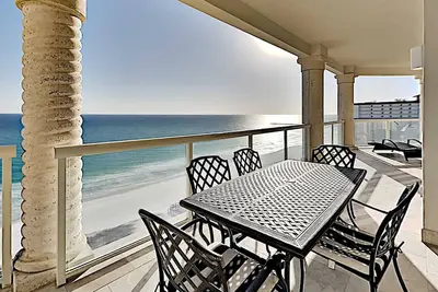 Image de Superbe Condo sur la plage avec un très grand balcon d'angle. Service de plage gratuit et grill privé!