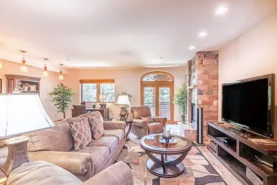 Image de Entièrement rénové, spacieux condo de 2 chambres dans un village de montagne