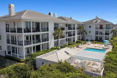 Image de Condo Gulf-front à Dune Allen Beach Avec Piscine Communautaire et vue sur le Golfe!