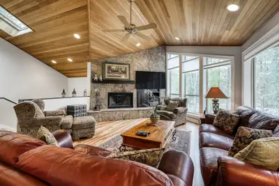 Image de Belle maison Sunriver avec bain à remous, deux suites principales et accès Sharc!