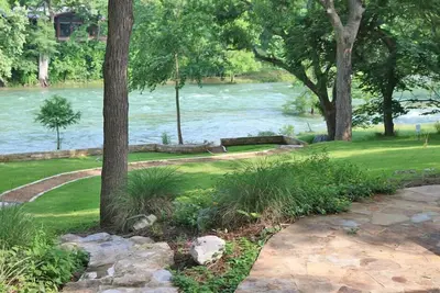 Image de Maricopa River Resort- Guadalupe Waterfront, à distance de marche de l'amphithéâtre de Whitewater!