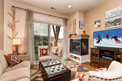Image de Park City Redstone. À distance de marche des magasins, bowling, cinéma et restaurants. Itinéraire Gratuit de la navette Park City. Parfait pour les familles