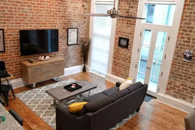 Image de Entertainment Themed-The Picayune, Condo de luxe historique avec balcon, à 2 pâtés de maisons du quartier français \"