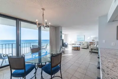 Image de La marée va-t-elle atteindre votre chaise? Vues incroyables en bord de mer!
