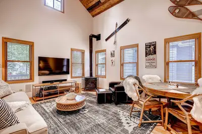 Détendez-vous dans votre bain à remous privé dans ce pittoresque Downtown Breck Victorian