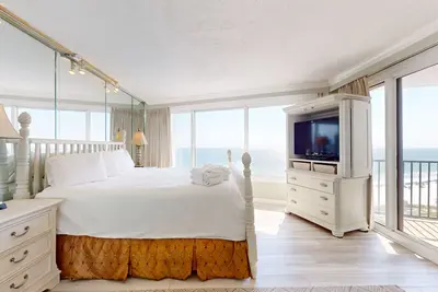 Image de Gulf Penthouse condo avec un immense balcon terrasse privée pour se détendre et bronzer sur!