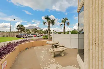 Image de Condo au sommet du golfe avec piscines partagées, salle de sport et accès direct à la plage sur le golfe!