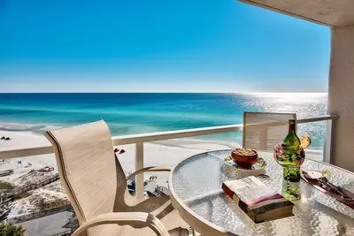 Image de Superbe vue sur la plage de sable blanc, les eaux vert émeraude du coin 12 étage