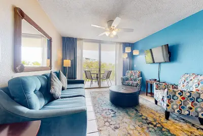 Image de Condo ensoleillé adapté aux chiens avec bain à remous, piscine et tennis communs