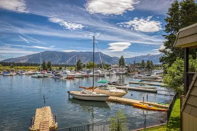 Image de Deux étages au bord du lac condo avec Spa partagé, piscine, et tennis