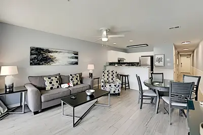 Image de Service de chaise de plage gratuit! Condo au rez-de-chaussée avec accès facile à la plage et aux commodités