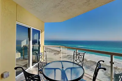 Image de Superbes vues sur le golfe depuis votre balcon privé et votre salon ~ WiFi gratuit ~ Piscine en bord de mer