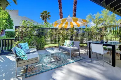 Image de Hollywood Regency Glam Condo