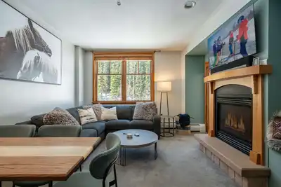 Image de Tout Nouveau! | Condo calme Ă droite Ă la base | Ski In \\ Ski Out | Deux bains Ă remous et plus