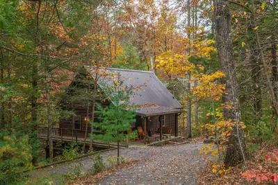 Cabine spacieuse dans les bois avec bain à remous et accès à la piscine / bassin de pêche partagé en saison