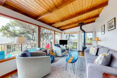 Image de Chalet spectaculaire face à l'océan et les chiens avec bain à remous privé!