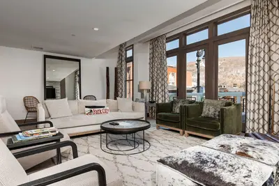 Image de Remodeler superbe Drop-Dead Ă droite sur la rue Main! Marchez vers tout, terrasse avec bain Ă remous, barbecue, vues