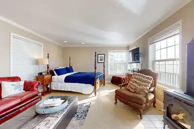 Image de Charmant chalet au bord de la baie avec des vues magnifiques idéales pour une escapade romantique rapide!