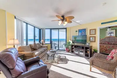 Image de Réservation maintenant pour les tarifs d'été! ! Incroyable 2ème étage Condo. avec une chambre King face à la plage! Nouveau tapis! Wifi gratuit!