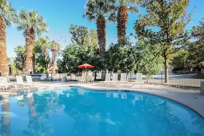 Image de Condo spacieux et moderne entouré de piscines, bains à remous, et plus encore!