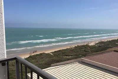 Image de En bord de mer Studio- une vue panoramique sur la plage et l'île-mise à jour! Piscine et bain à remous