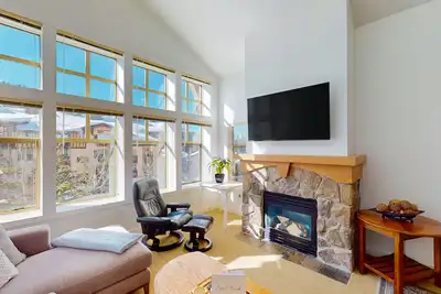 Image de condo \/ ski-out Ski-in avec bain à remous partagé, piscine et plus - des vues impressionnantes!