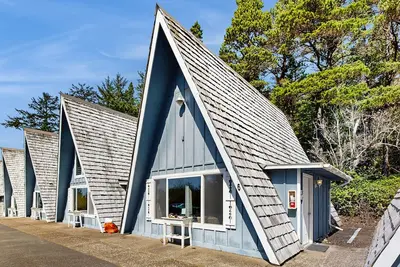Image de Loft en bord de mer avec une vue magnifique sur l'océan et un accès facile à la plage!