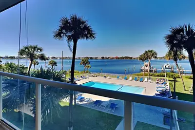 Image de Water Front Condo avec de superbes vues ~ Balcon privé et proche de la plage!
